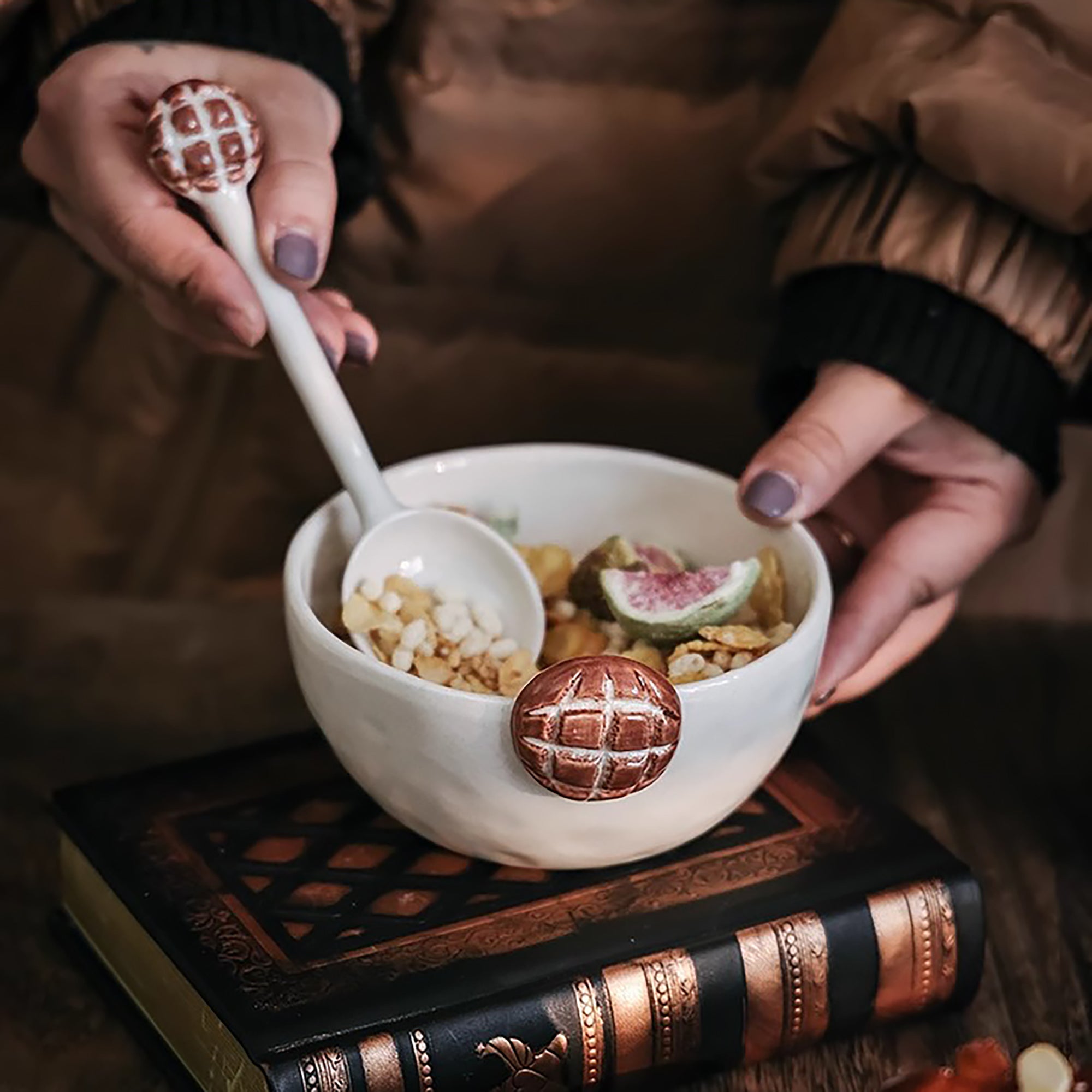 Vaisselle en céramique avec brioche en relief