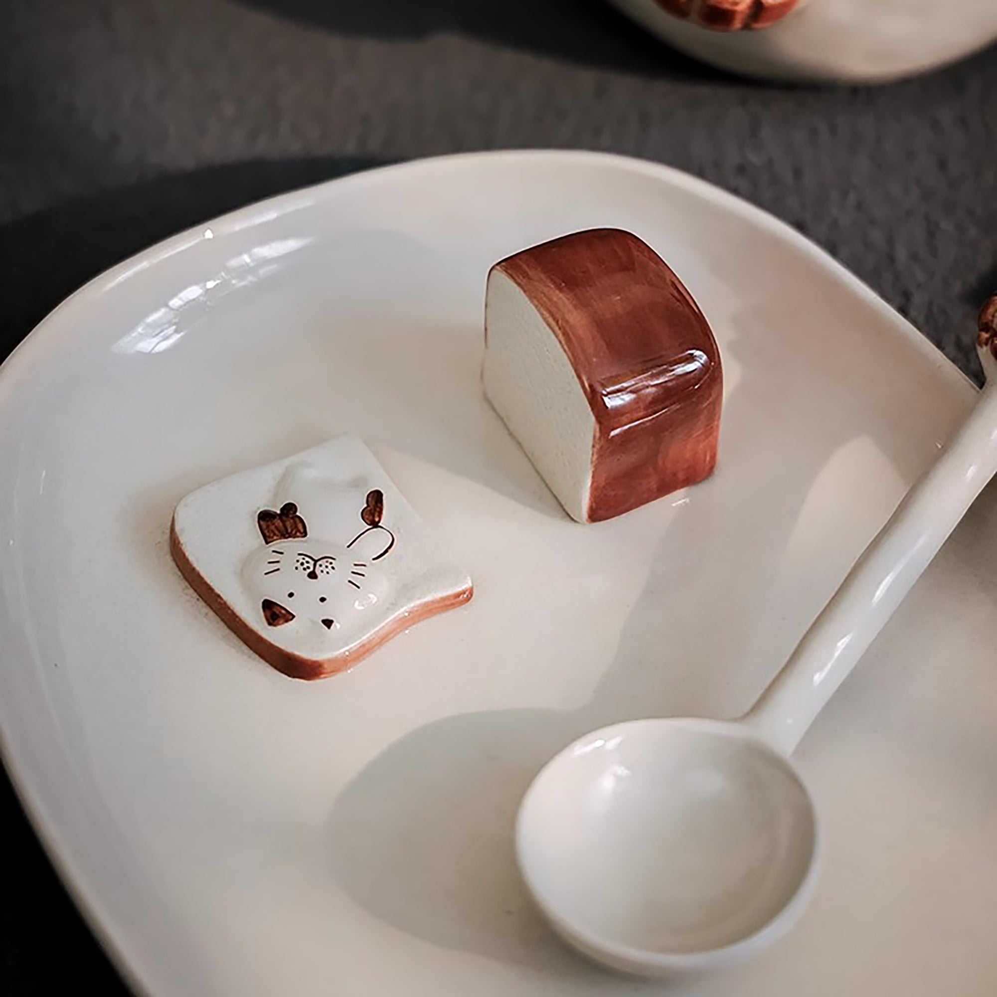 Vaisselle en céramique avec brioche en relief