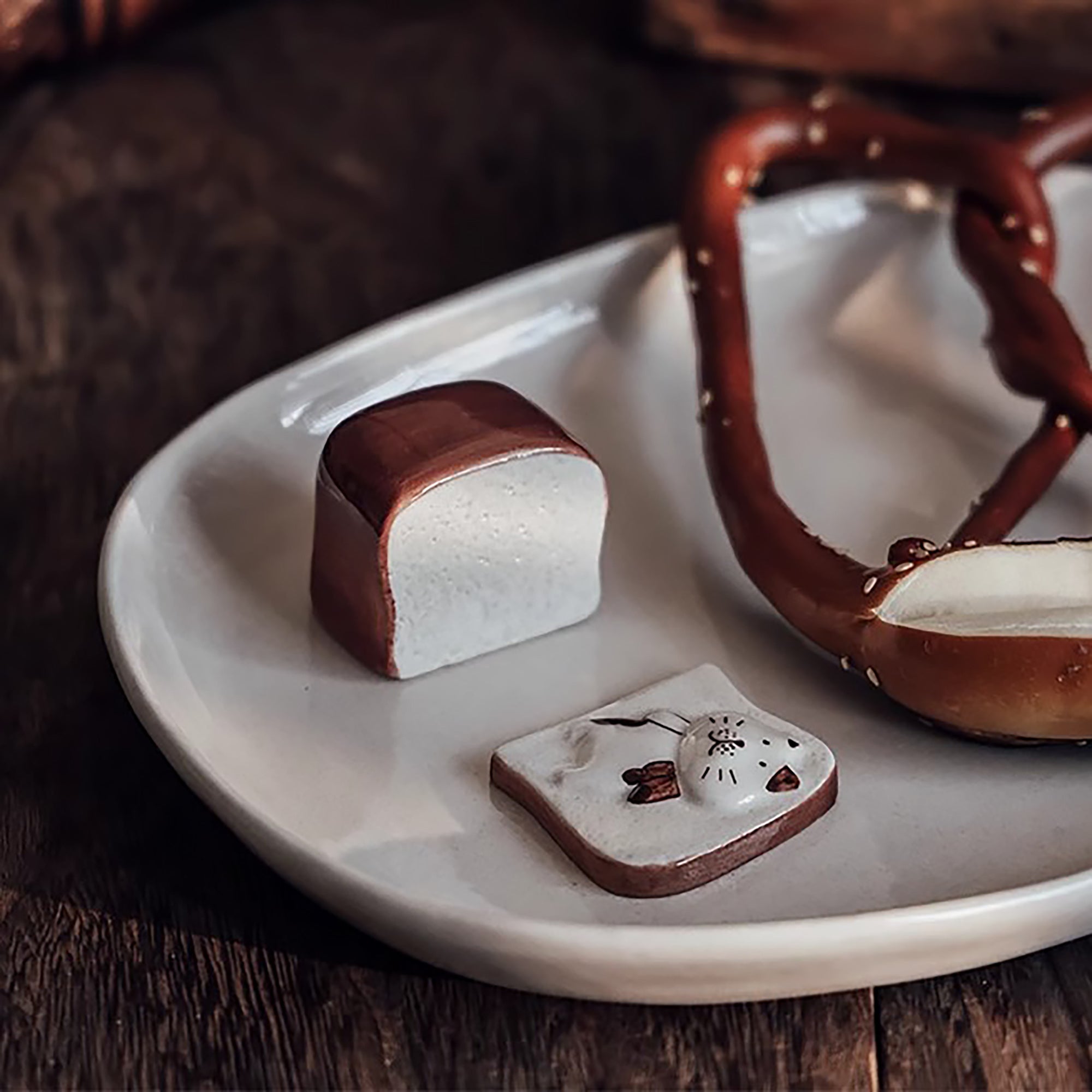 Vaisselle en céramique avec brioche en relief