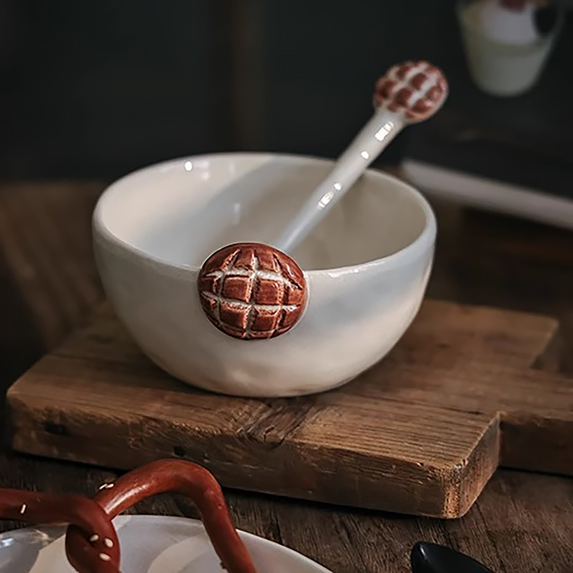Vaisselle en céramique avec brioche en relief