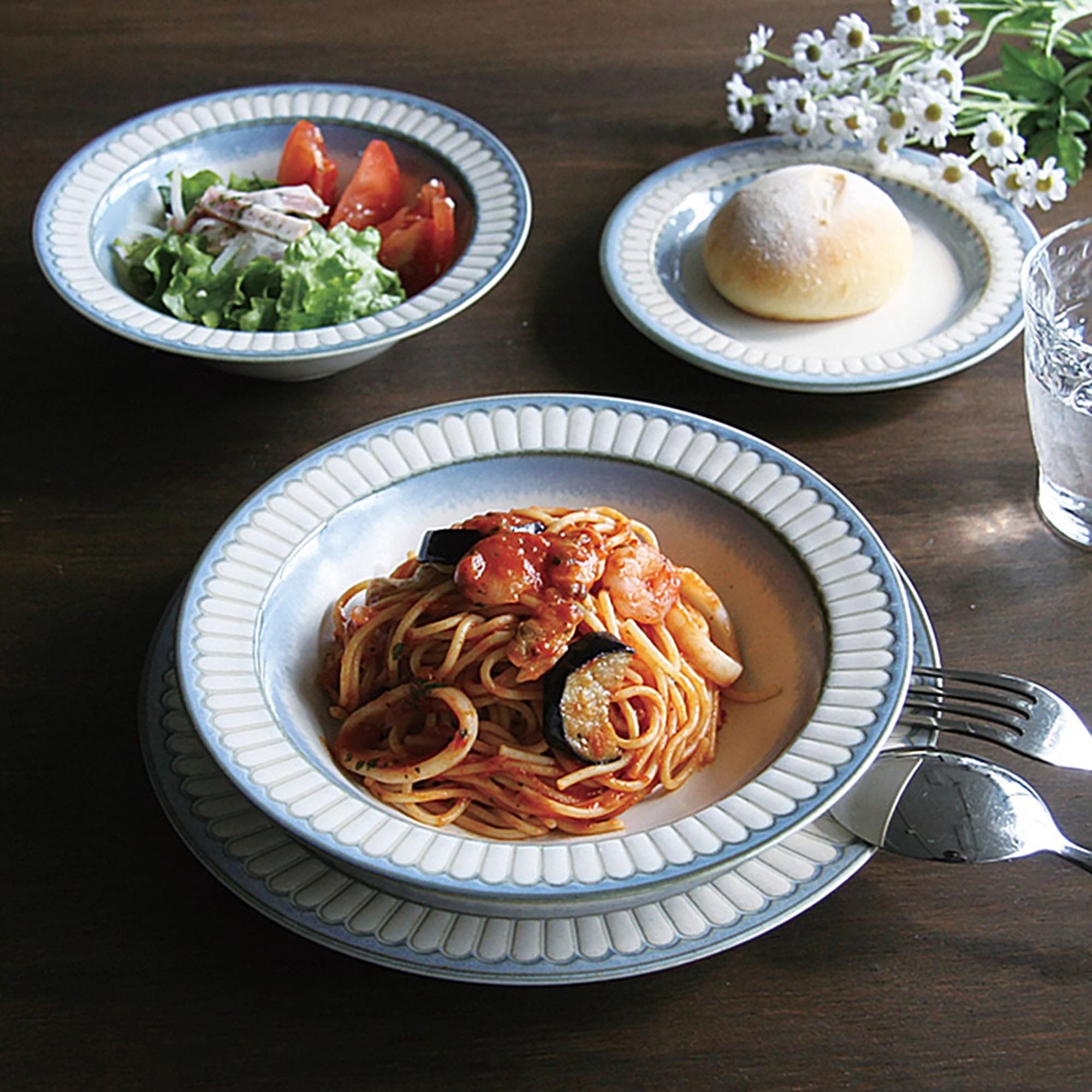 Assiette en céramique avec motif  “Éclat Marin”