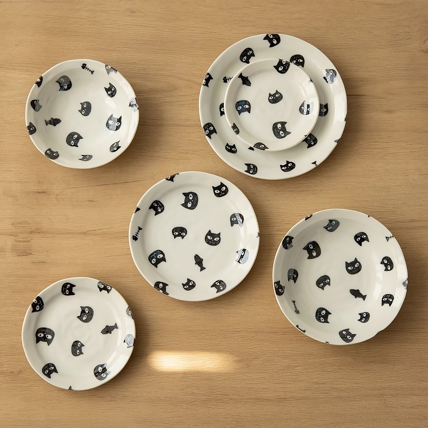 Assiette en céramique avec motif chat noir