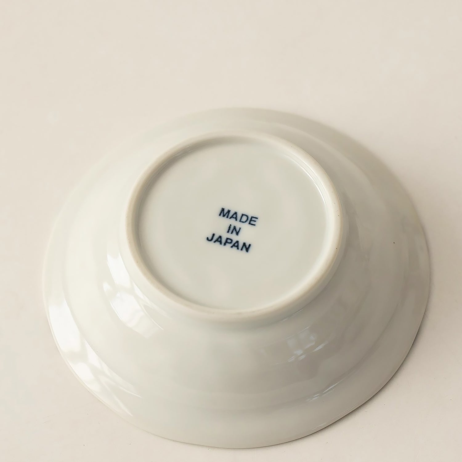 Assiette en céramique avec motif chat noir