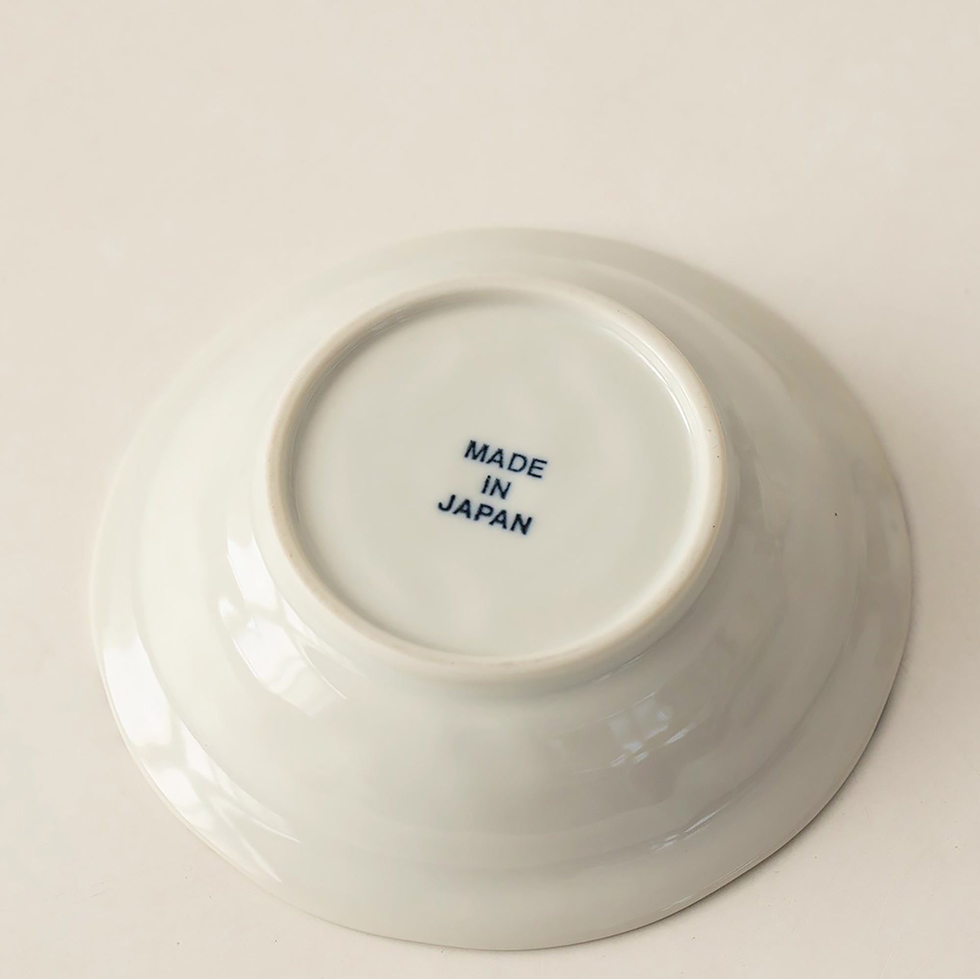 Assiette en céramique avec motif chat noir