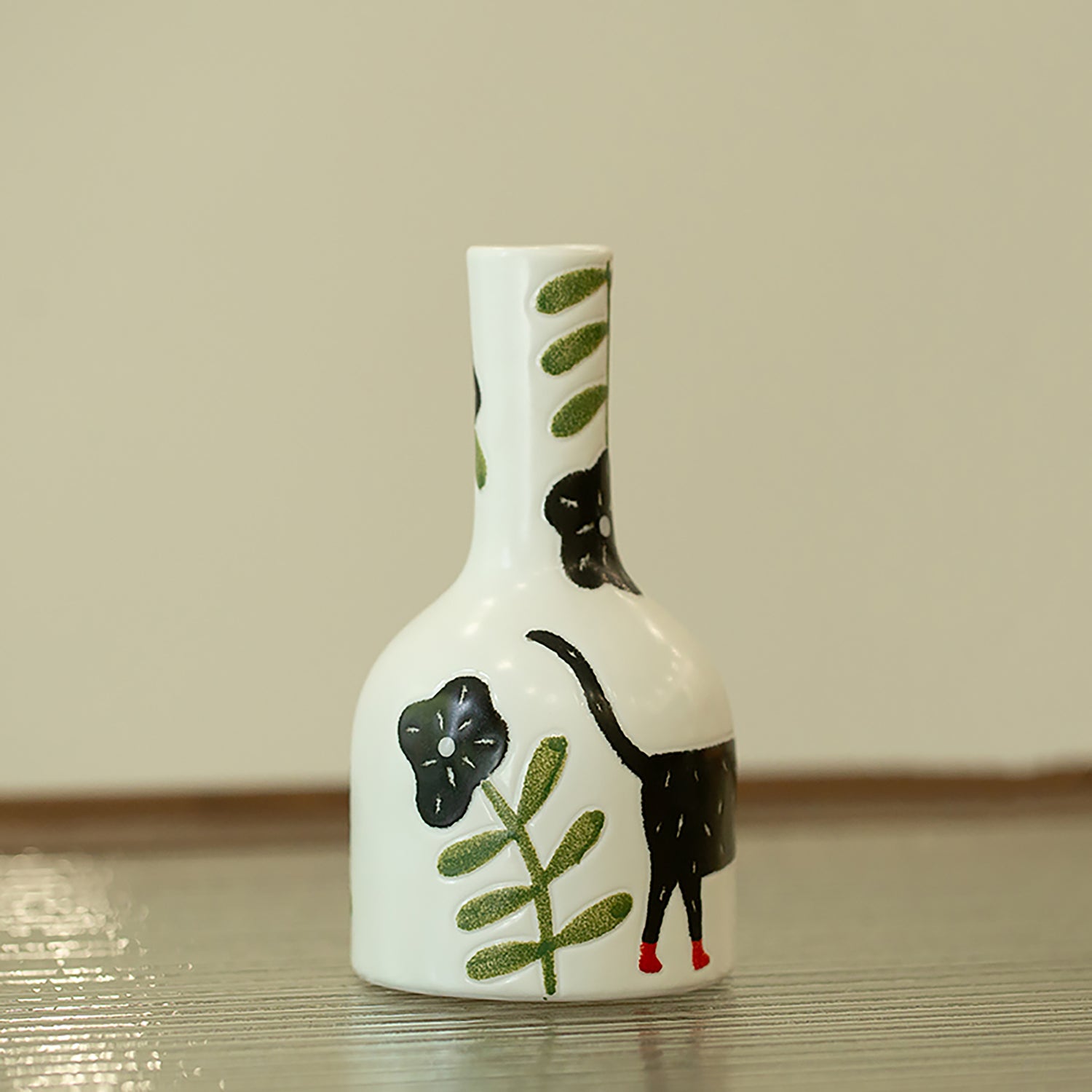 Vase en céramique avec motif chat noir