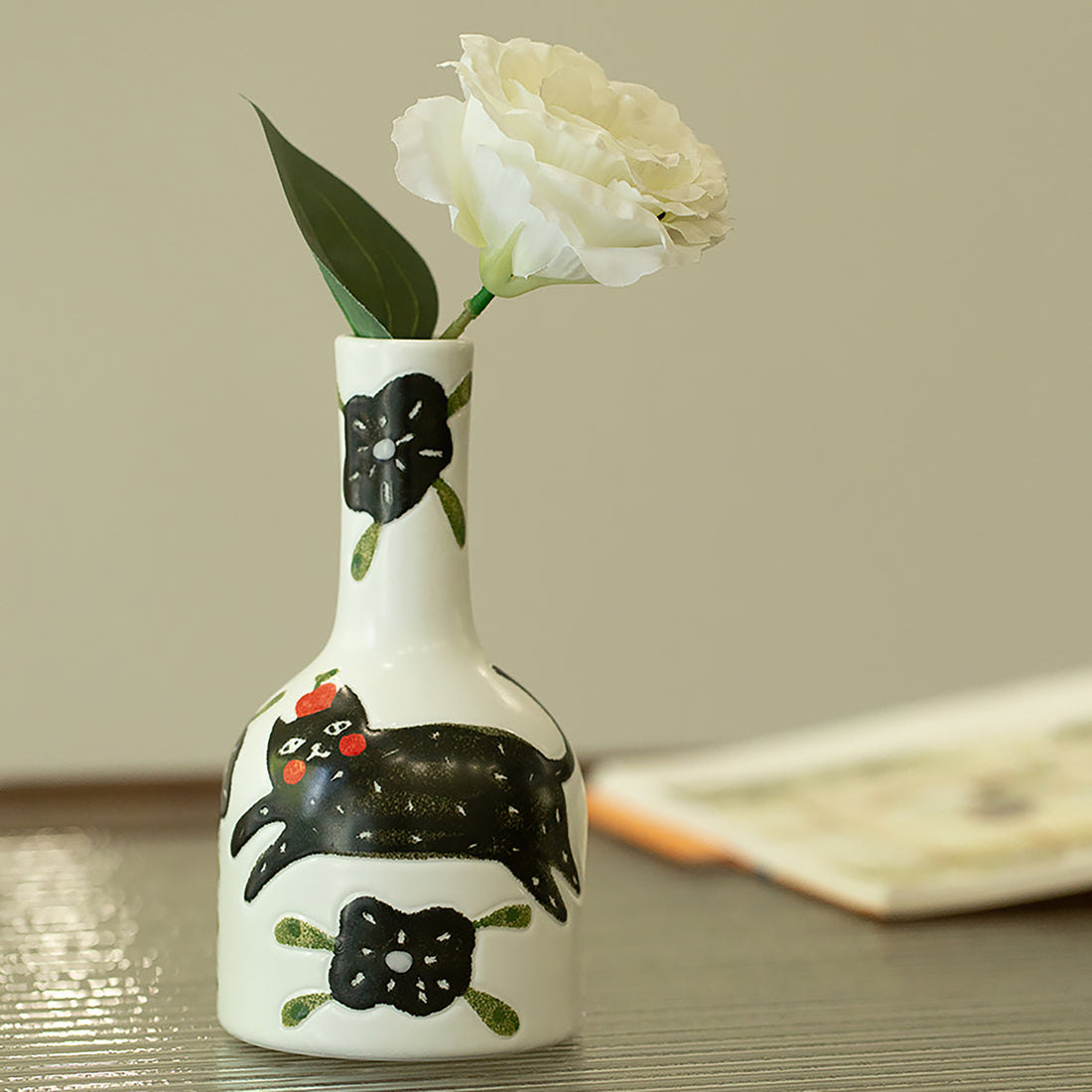 Vase en céramique avec motif chat noir