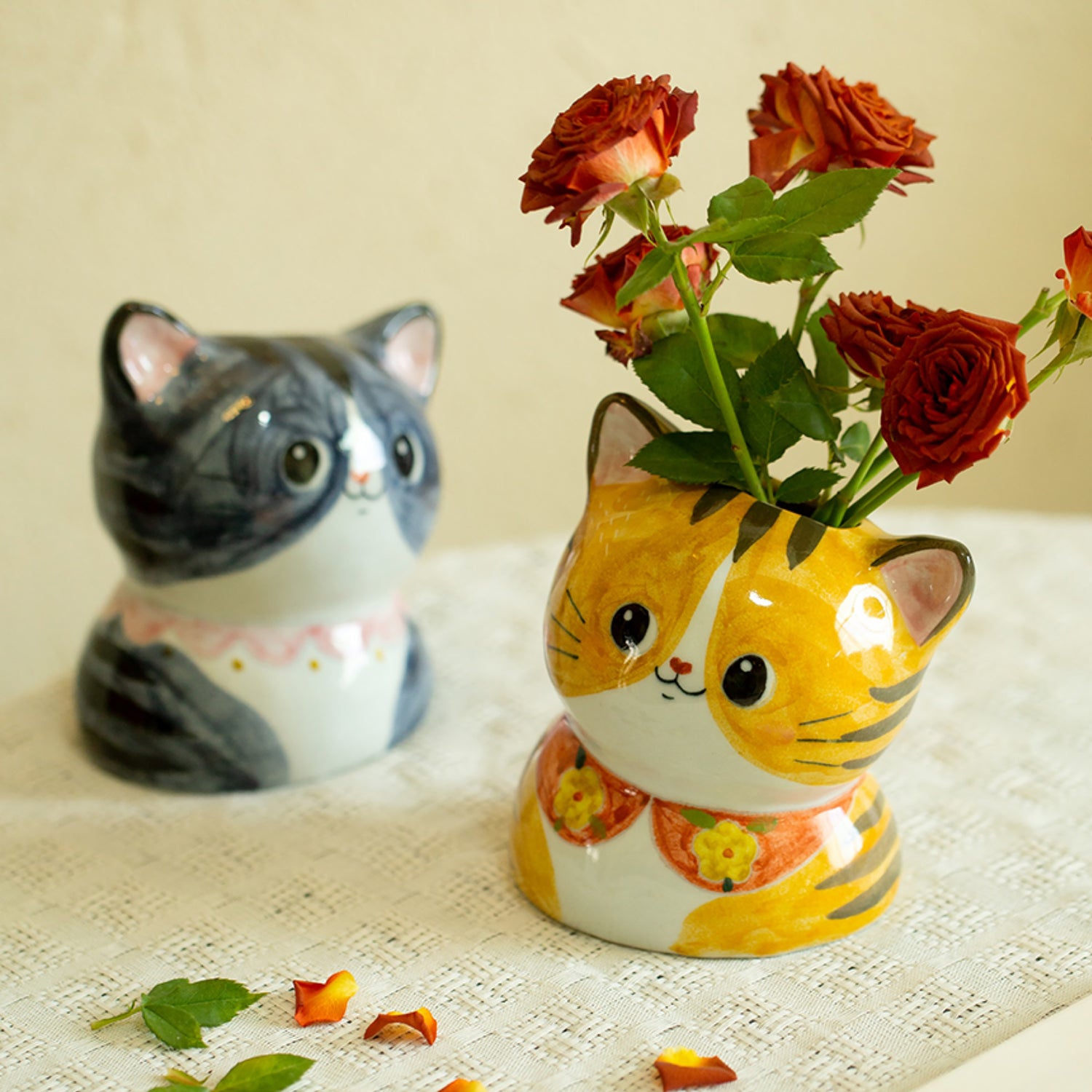 Vase mignon en céramique peinte à la main