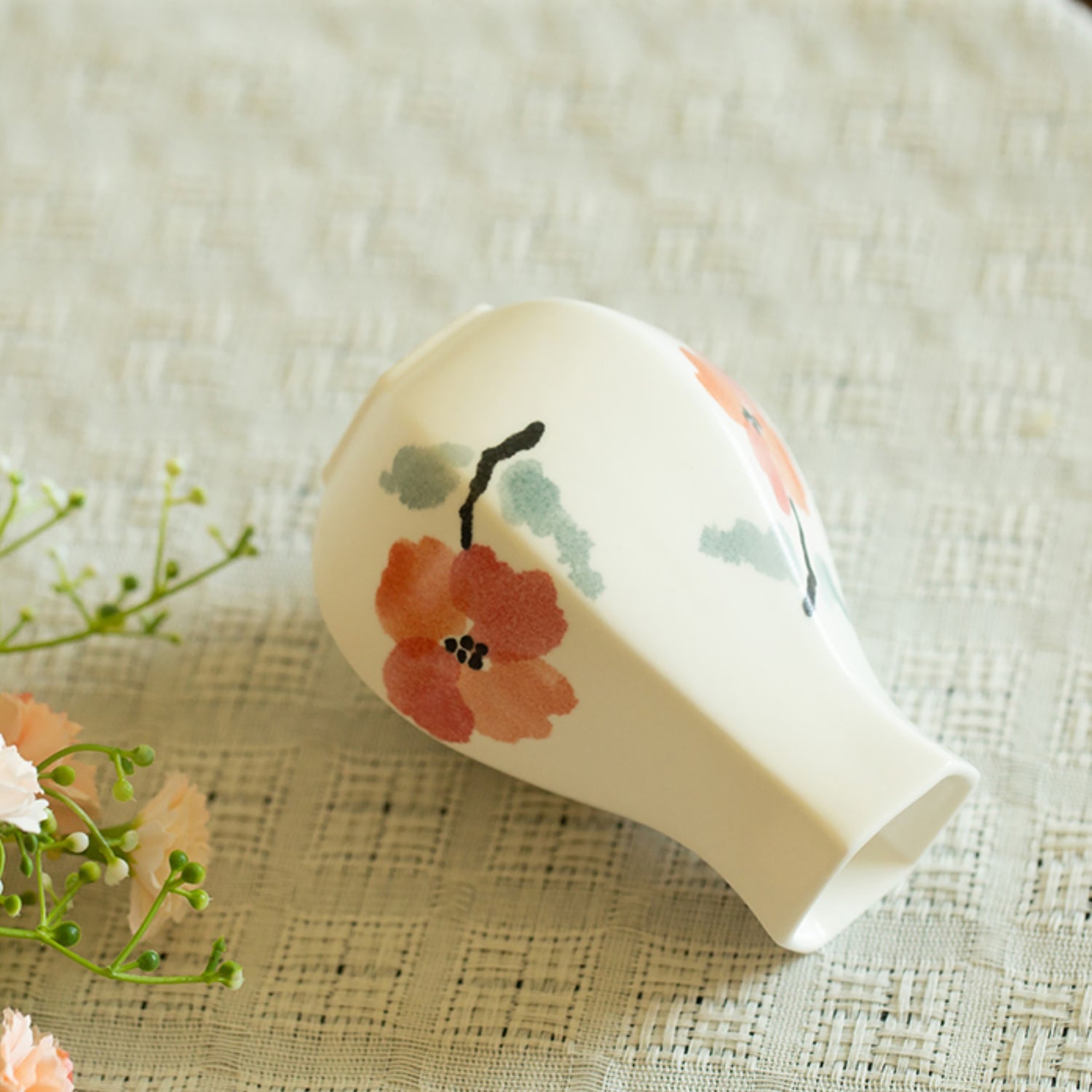 Vase en porcelaine avec décor floral peint à la main