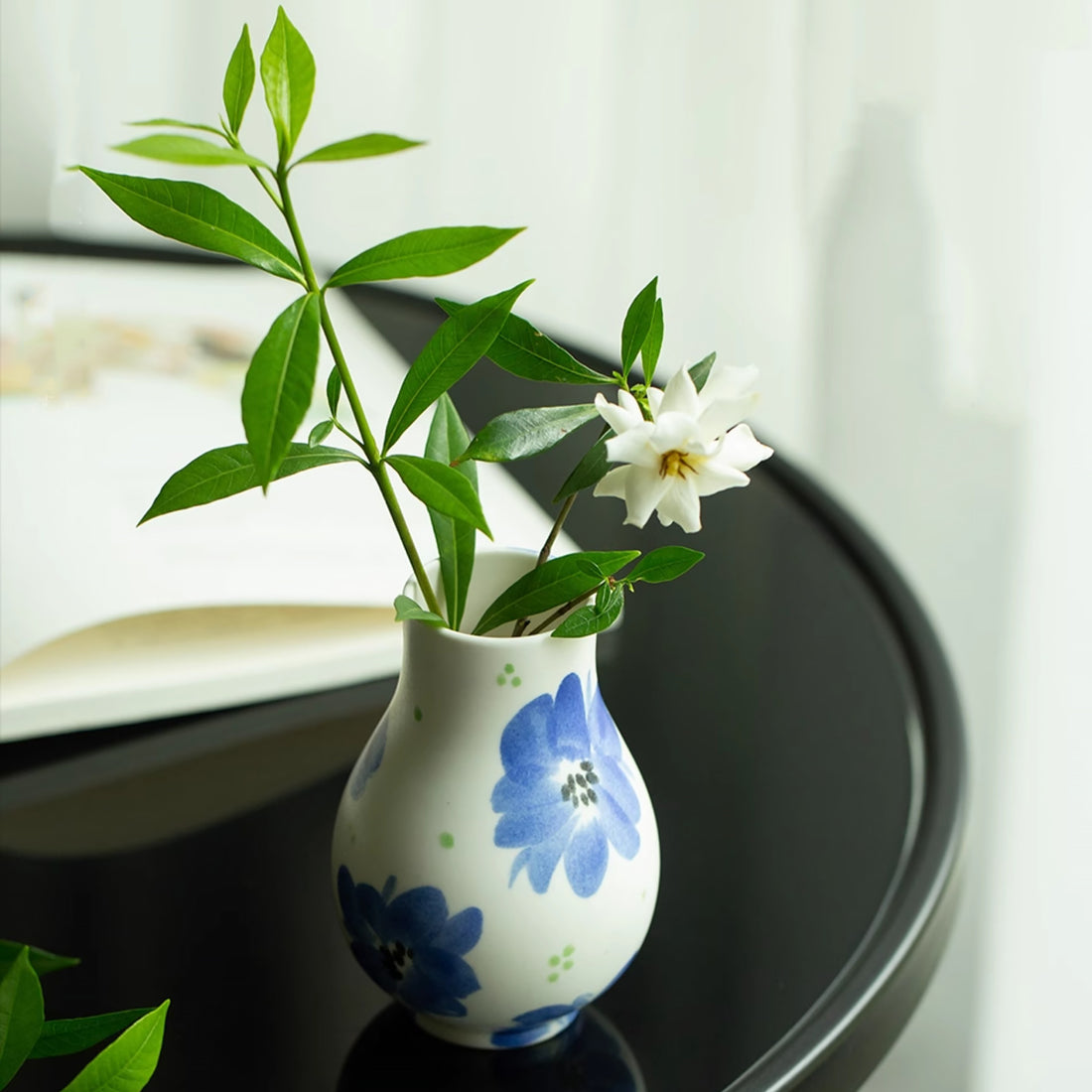 Vase en porcelaine avec décor floral peint à la main