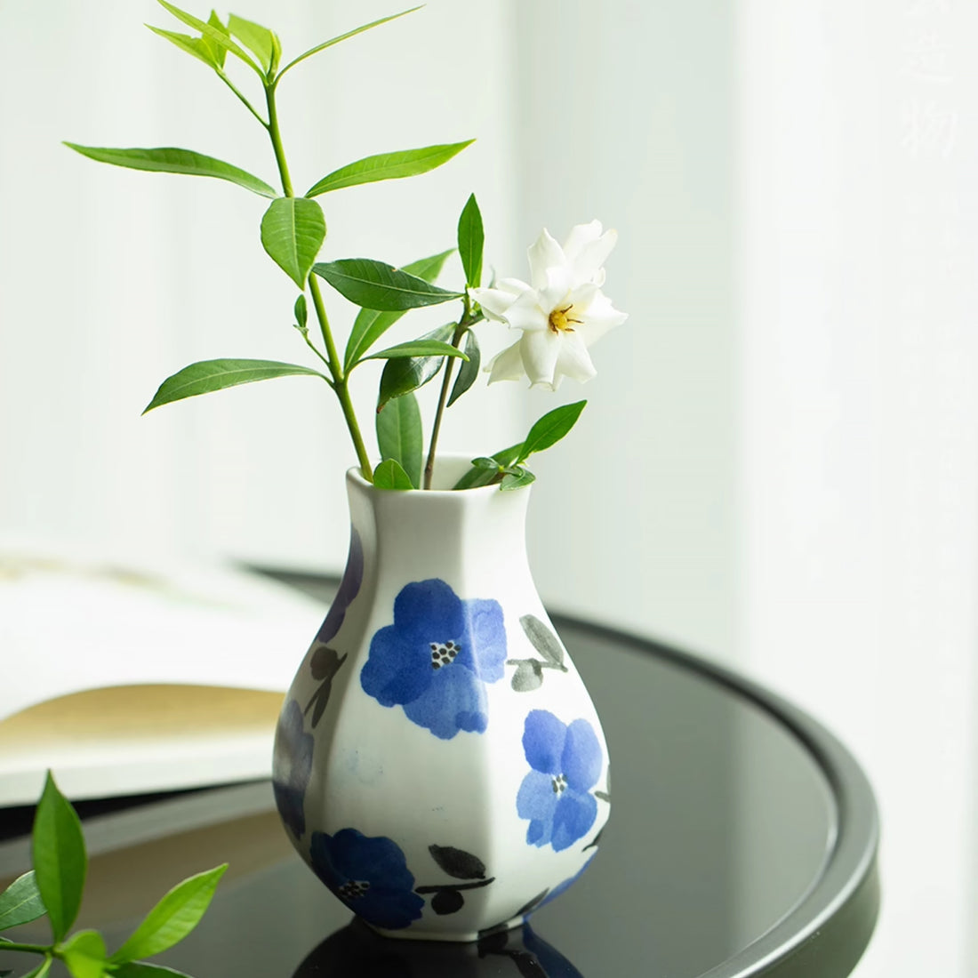 Vase en porcelaine avec décor floral peint à la main