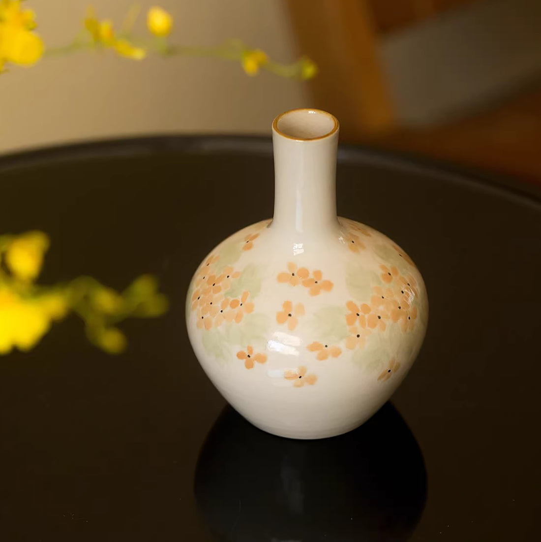 Vase en céramique avec motif loquat et osmanthus