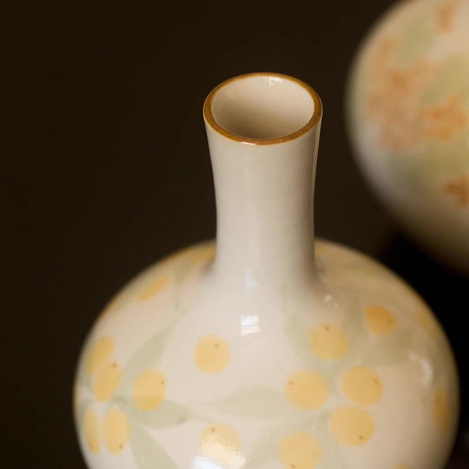 Vase en céramique avec motif loquat et osmanthus