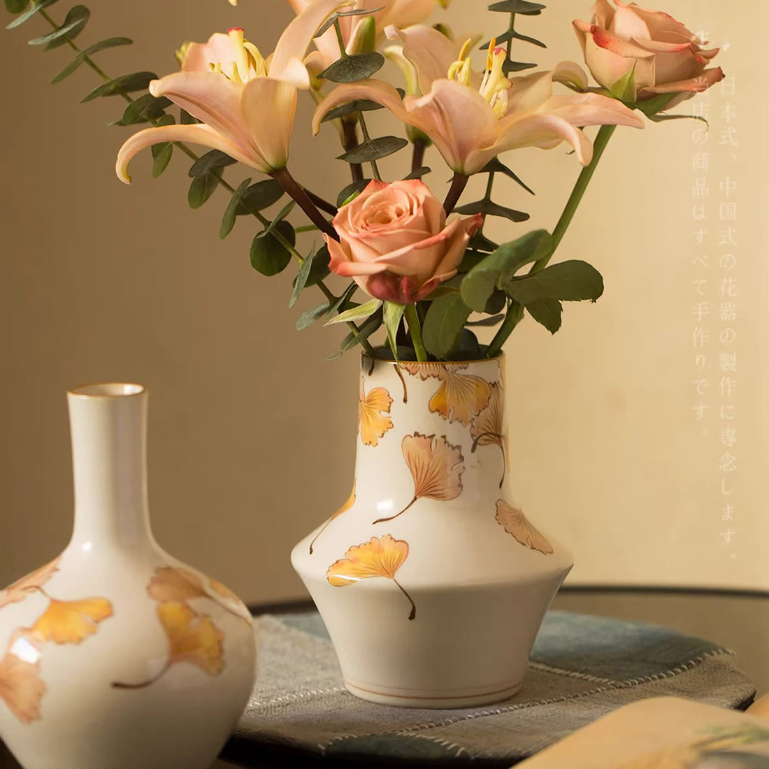 Vase peint à la main motif feuilles de ginkgo 