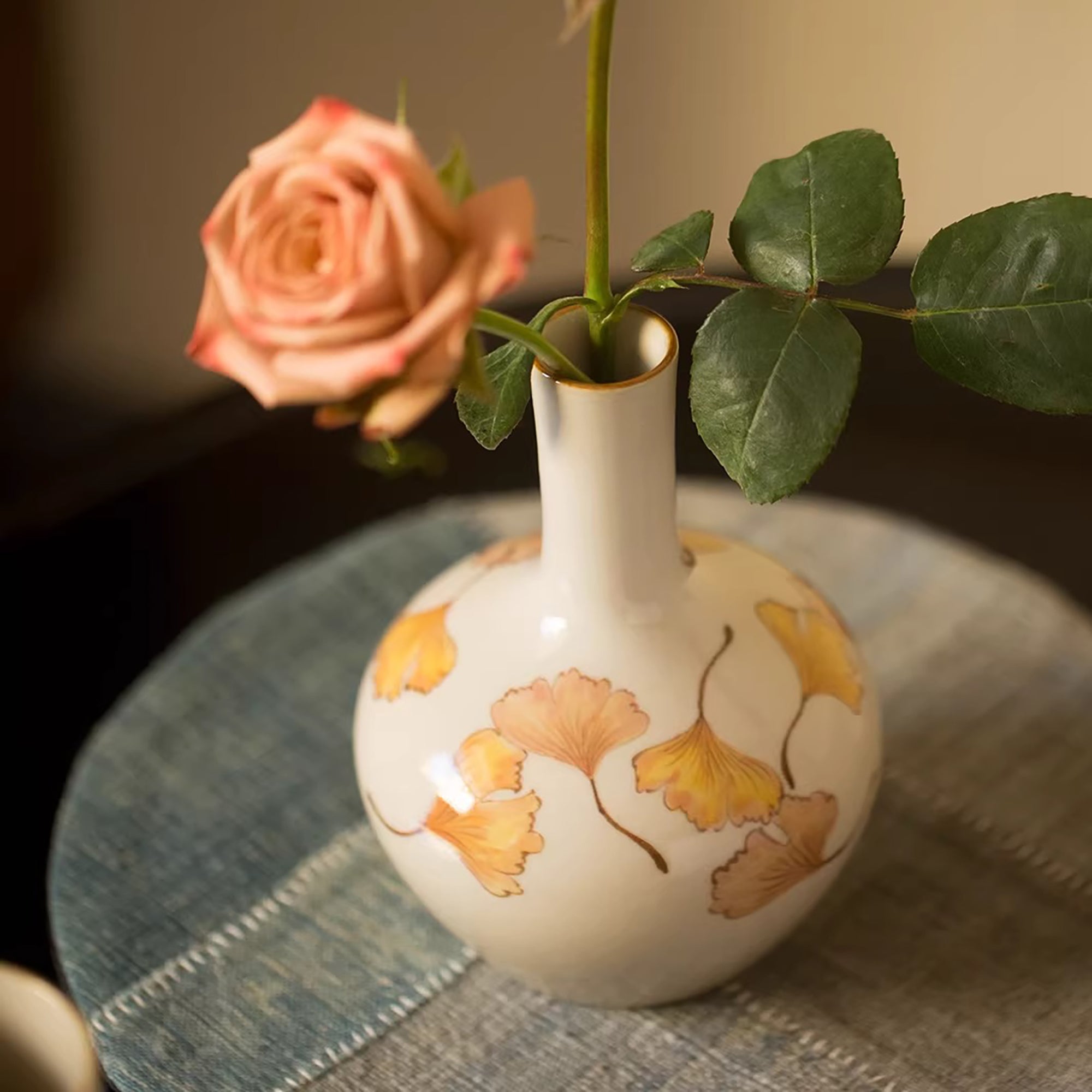 Vase peint à la main motif feuilles de ginkgo 