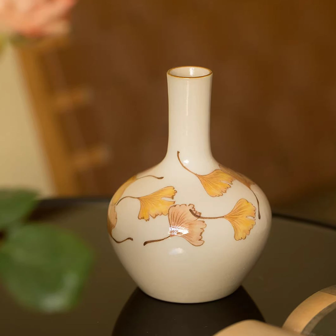 Vase peint à la main motif feuilles de ginkgo 