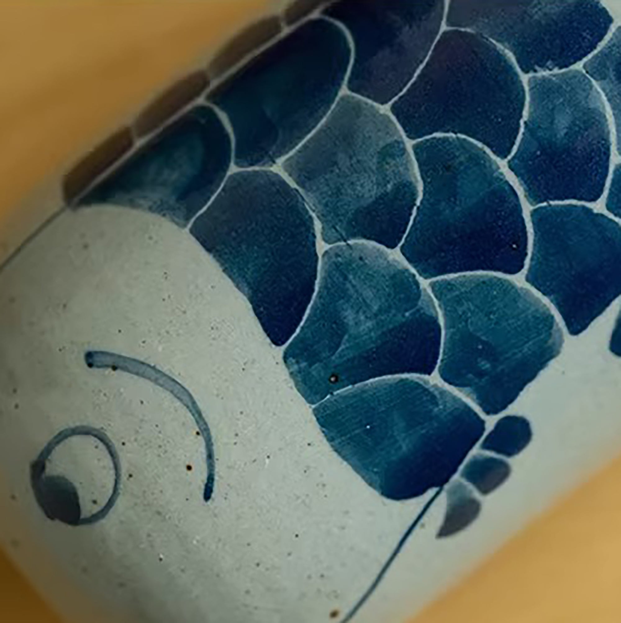 Vase en porcelaine bleue et blanche peint à la main