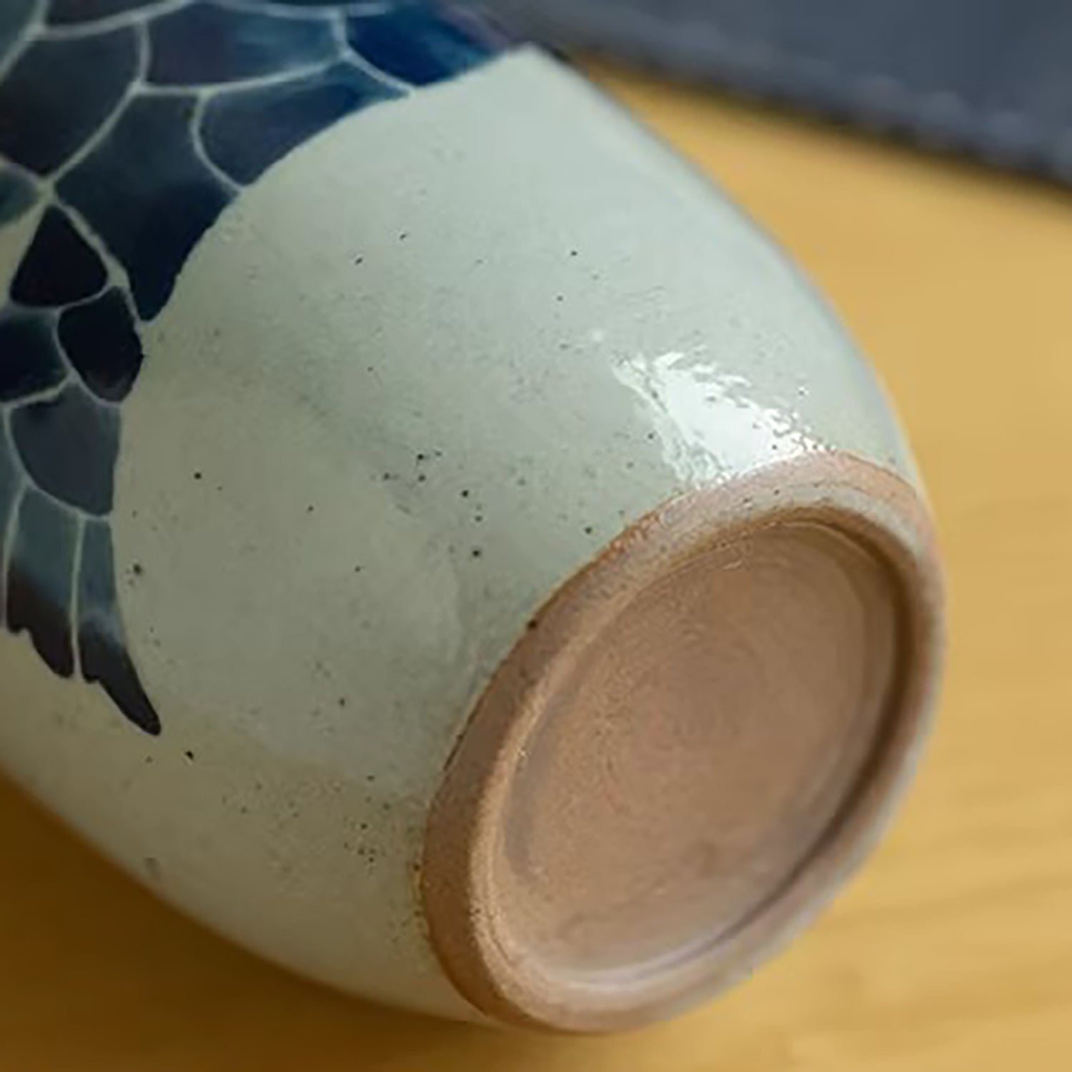 Vase en porcelaine bleue et blanche peint à la main
