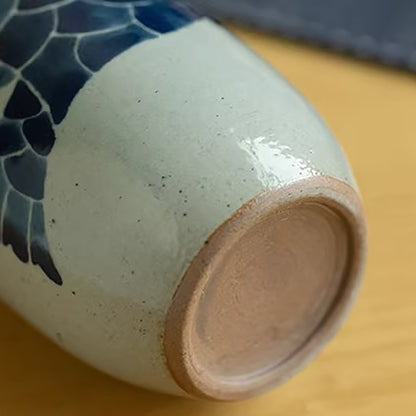 Vase en porcelaine bleue et blanche peint à la main
