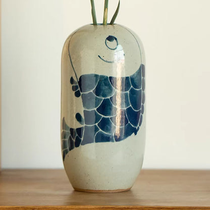 Vase en porcelaine bleue et blanche peint à la main