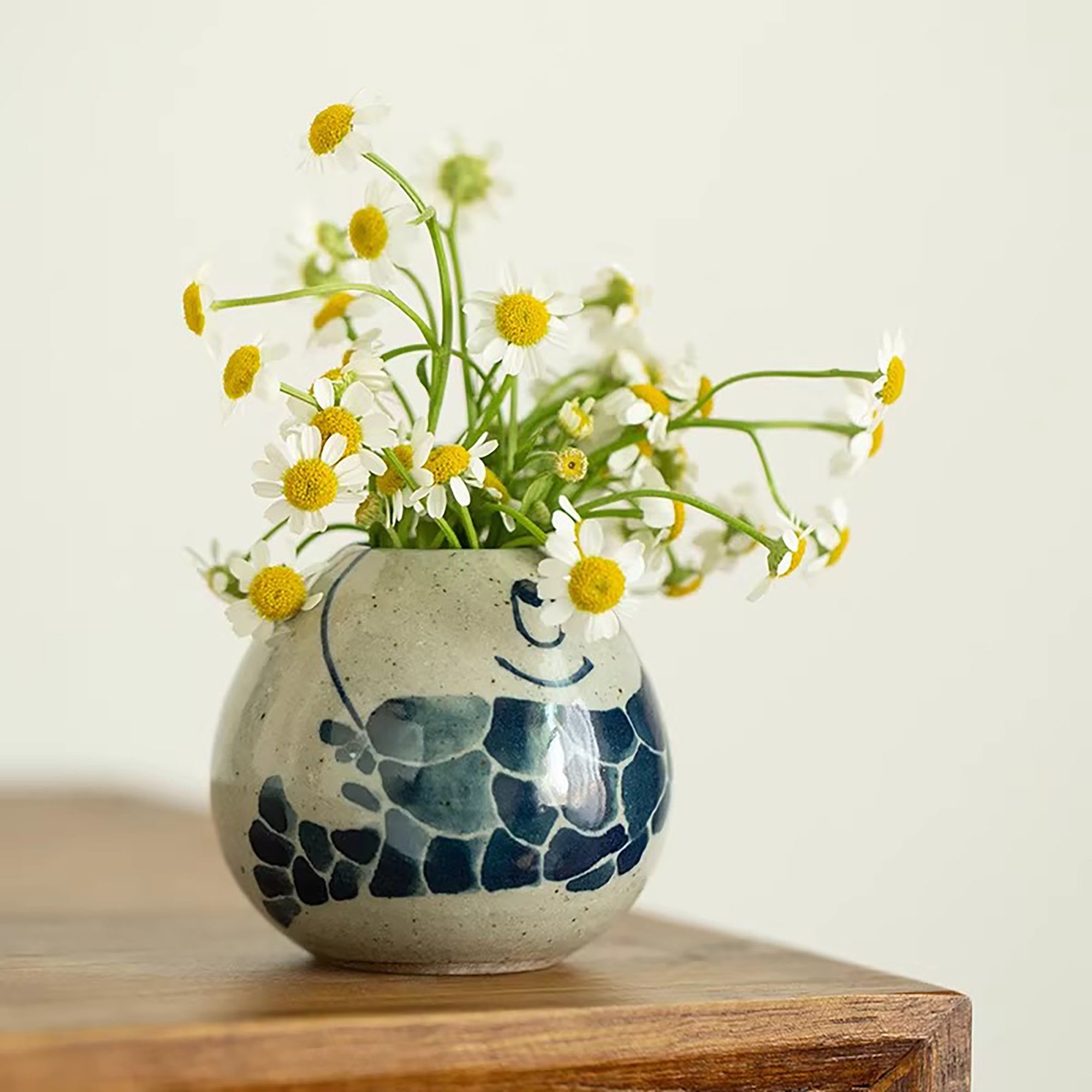 Vase en porcelaine bleue et blanche peint à la main