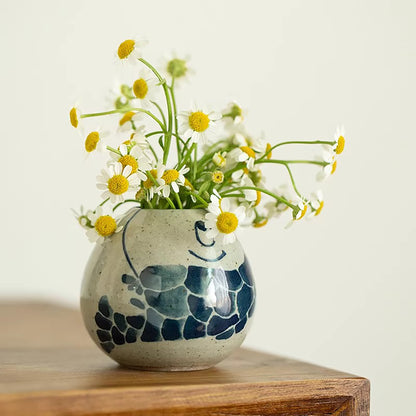 Vase en porcelaine bleue et blanche peint à la main