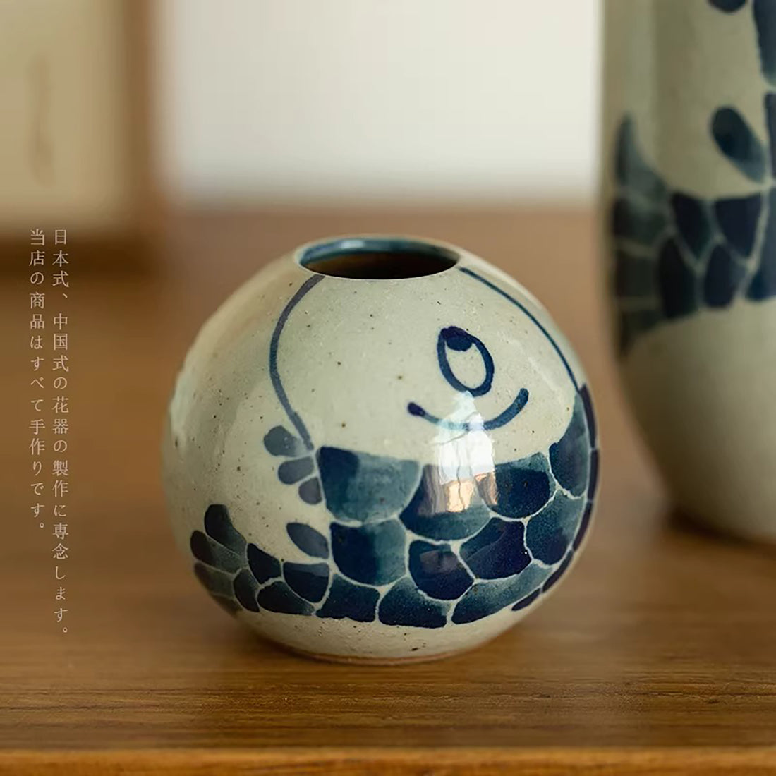 Vase en porcelaine bleue et blanche peint à la main