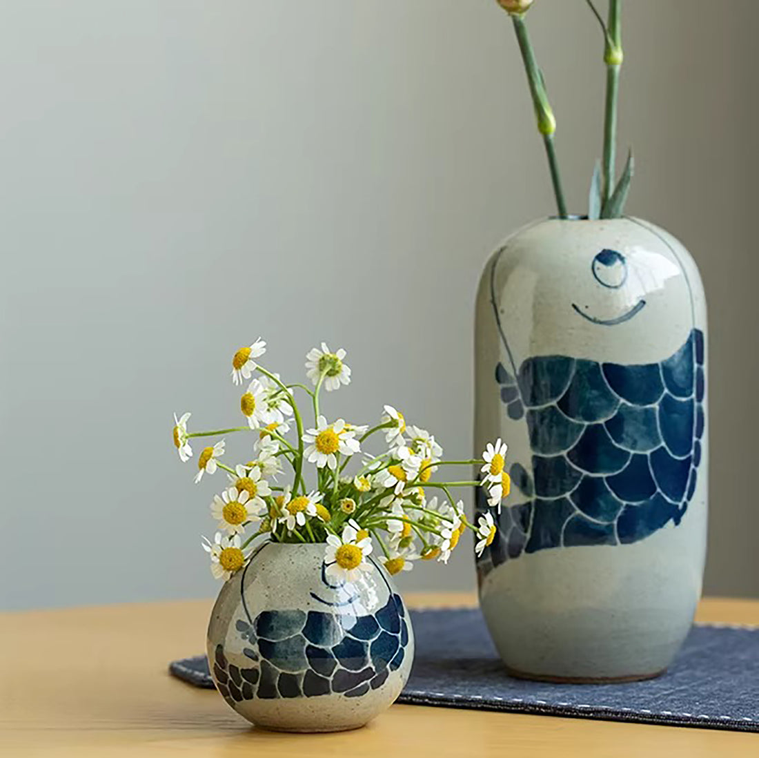 Vase en porcelaine bleue et blanche peint à la main