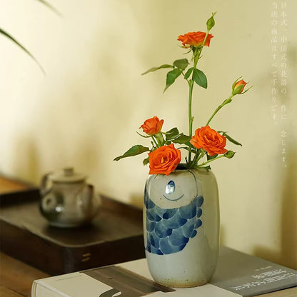 Vase en porcelaine bleue et blanche peint à la main