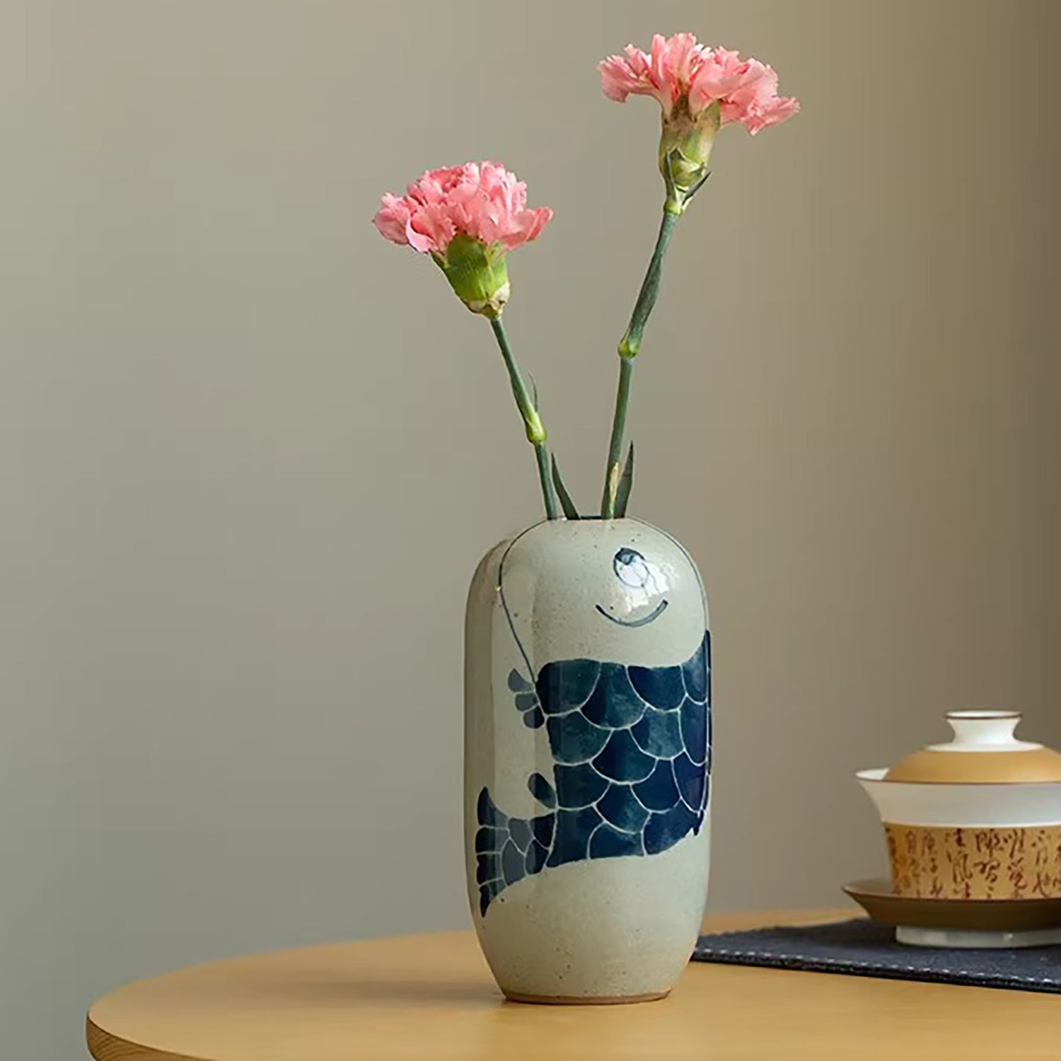Vase en porcelaine bleue et blanche peint à la main
