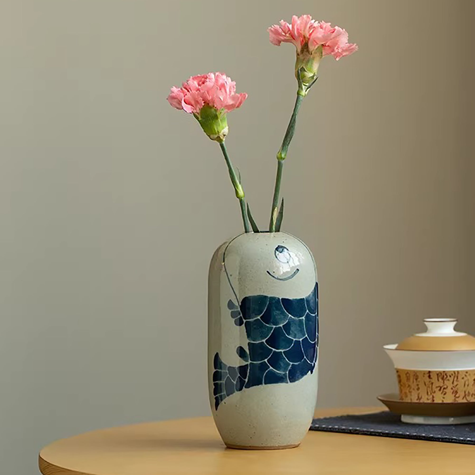 Vase en porcelaine bleue et blanche peint à la main