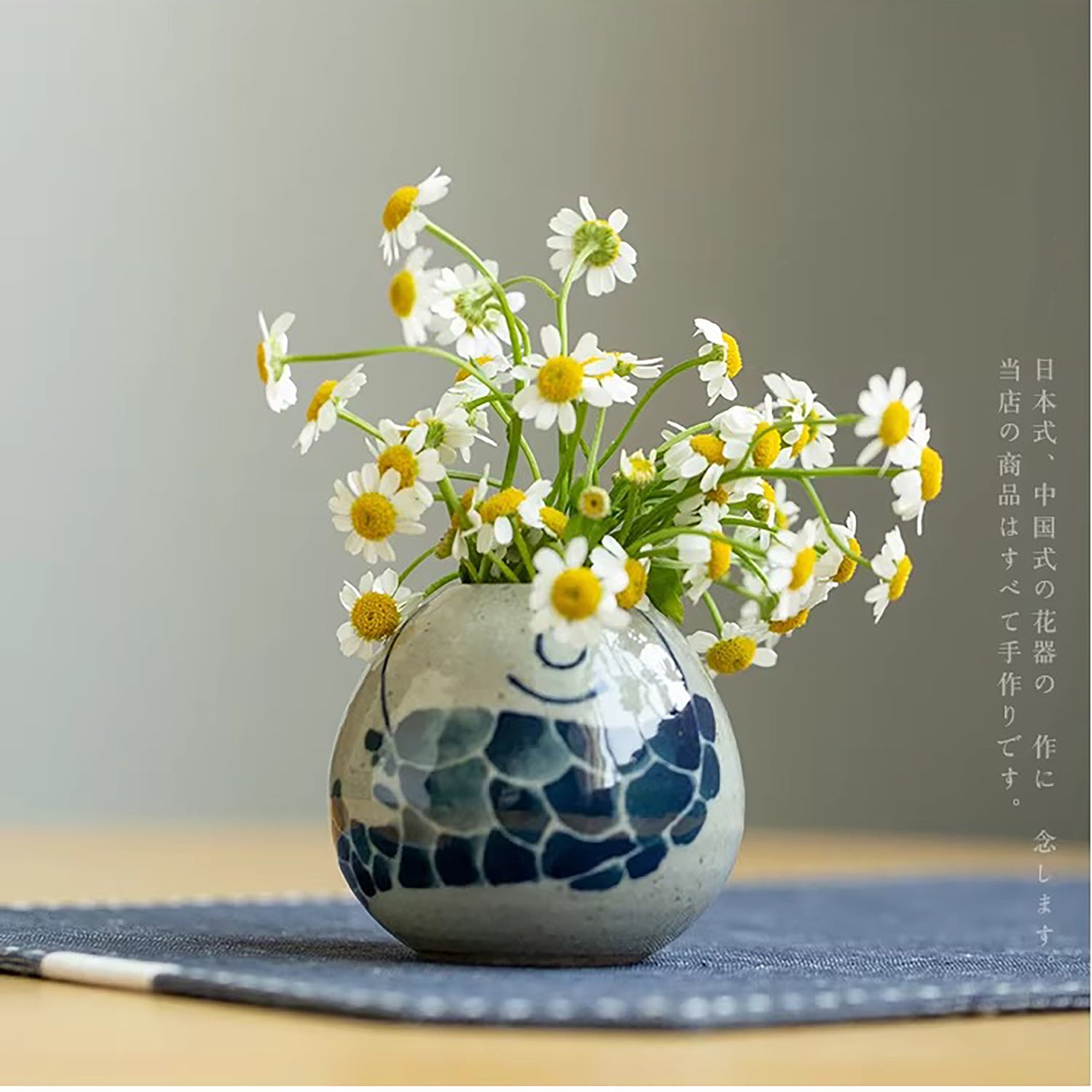 Vase en porcelaine bleue et blanche peint à la main