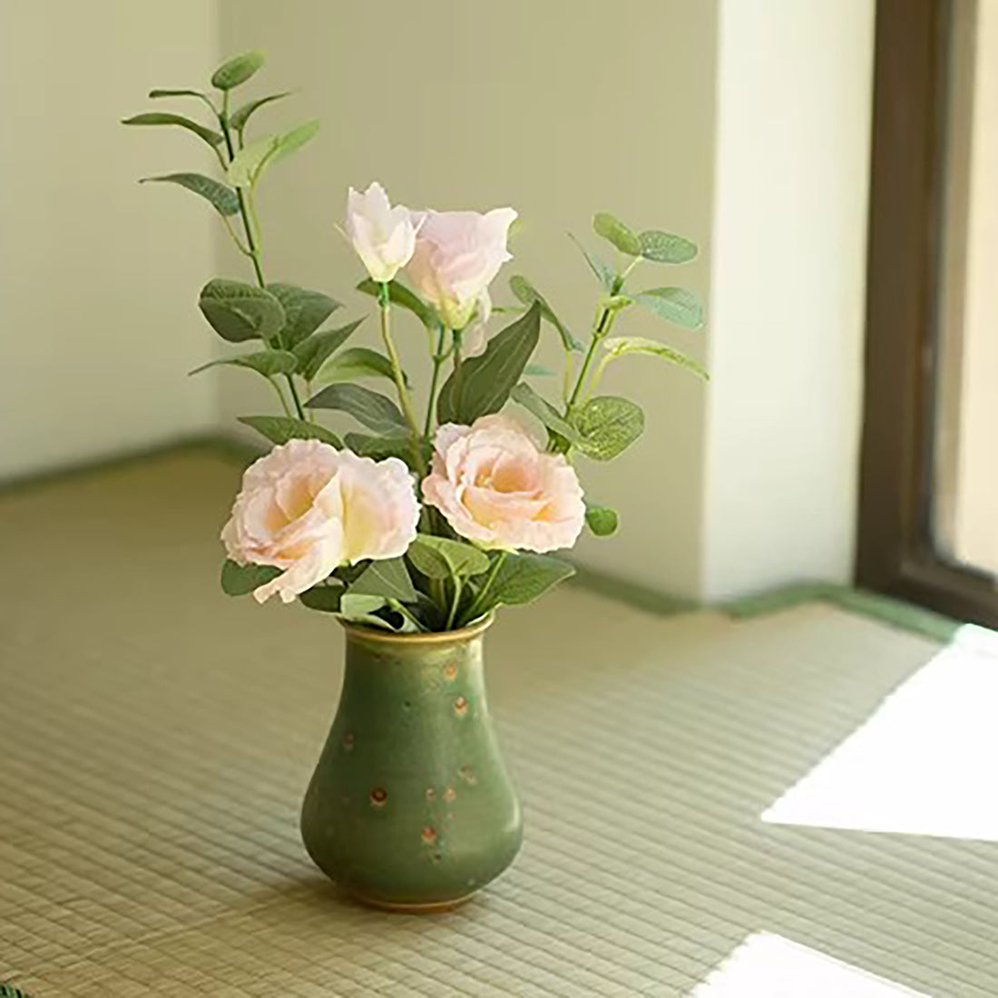 Vase en céramique artisanale style wabi-sabi
