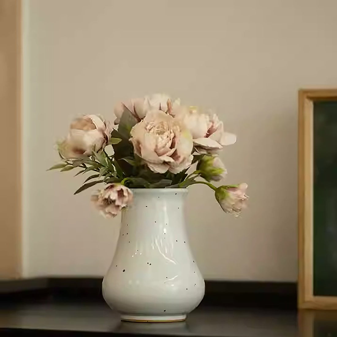Vase en céramique artisanale style wabi-sabi