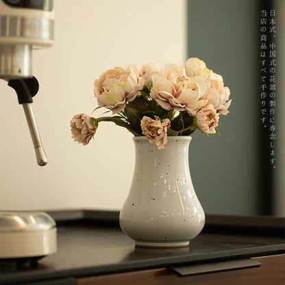 Vase en céramique artisanale style wabi-sabi