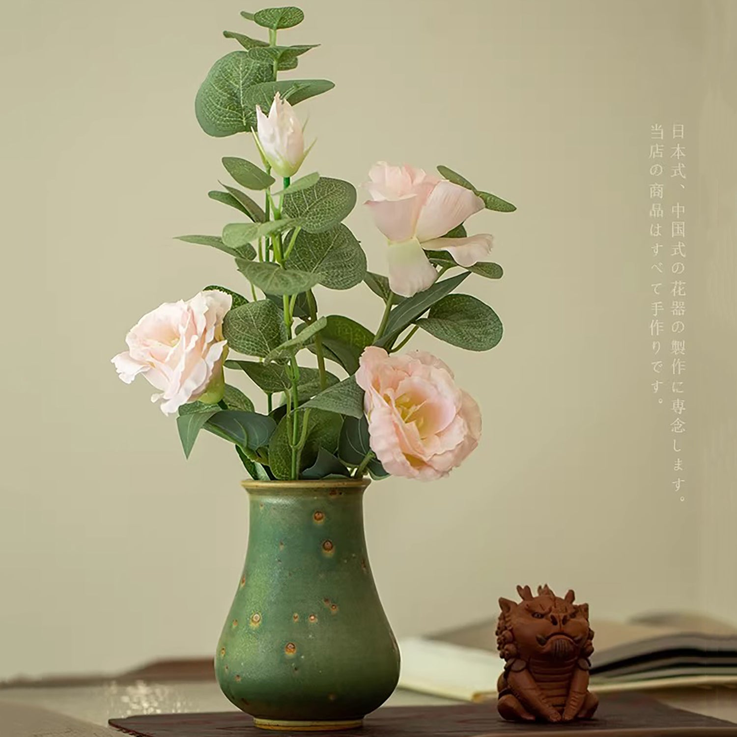 Vase en céramique artisanale style wabi-sabi