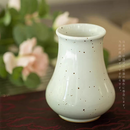 Vase en céramique artisanale style wabi-sabi