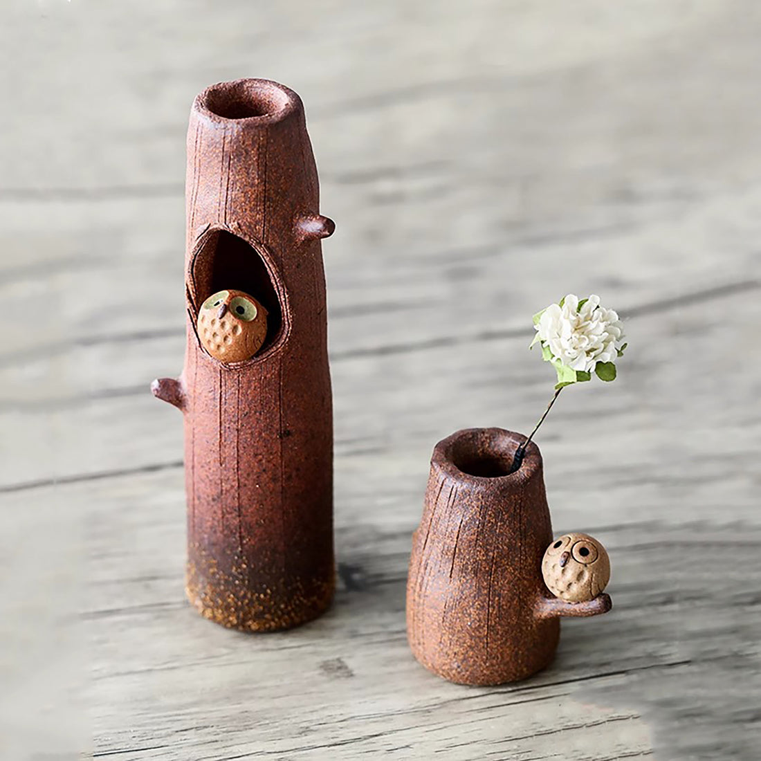 Vase en céramique artisanale Shigaraki-yaki avec design hibou sur tronc d’arbre
