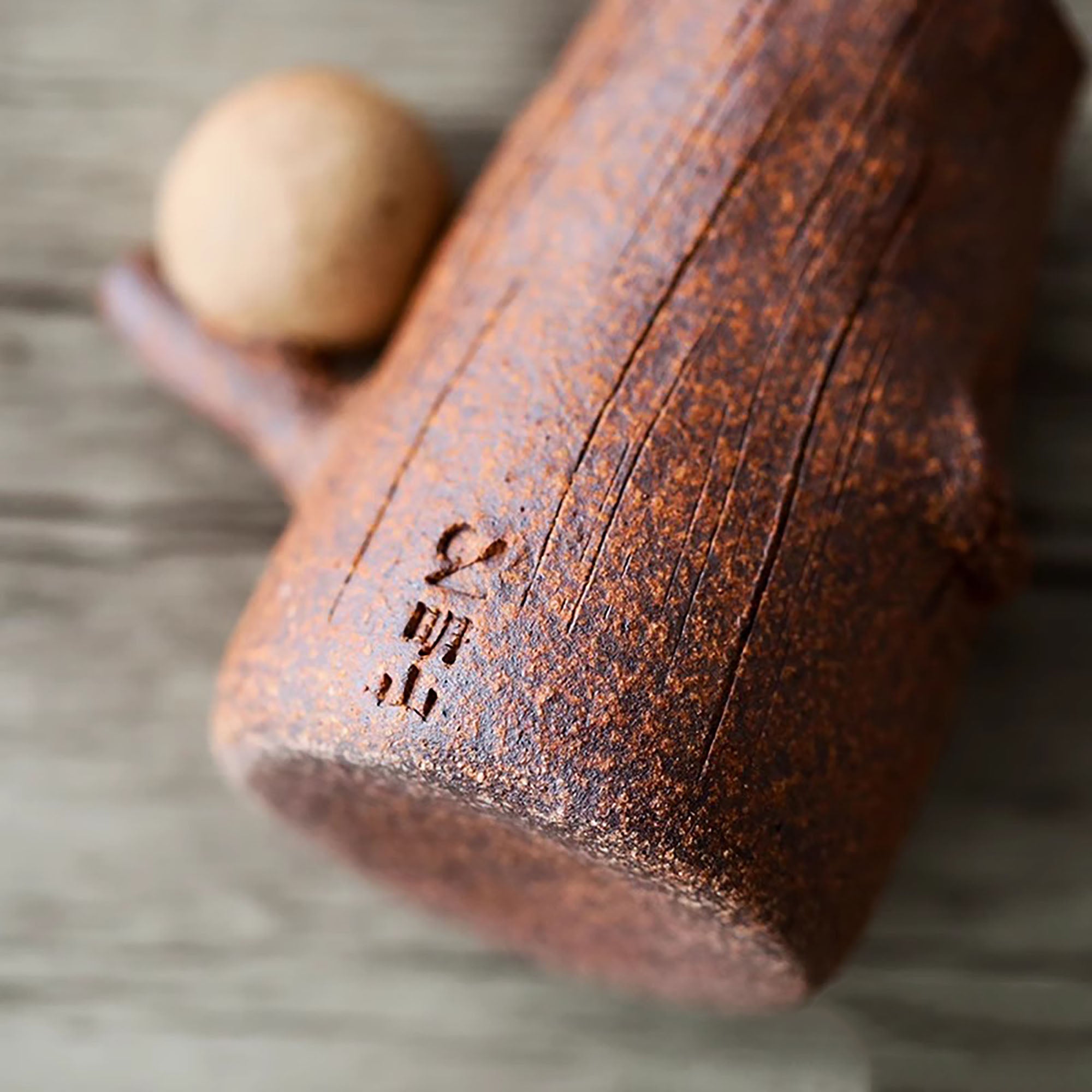 Vase en céramique artisanale Shigaraki-yaki avec design hibou sur tronc d’arbre