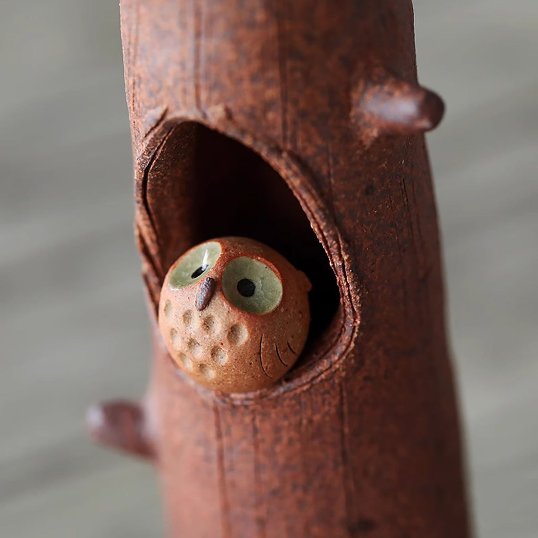 Vase en céramique artisanale Shigaraki-yaki avec design hibou sur tronc d’arbre