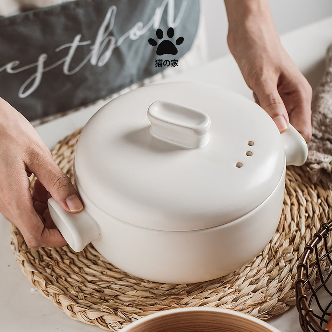 Cocotte en argile avec sa vapeur