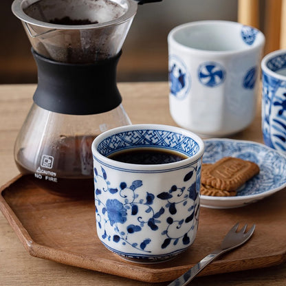Tasse Yunomi en céramique bleu et blanc
