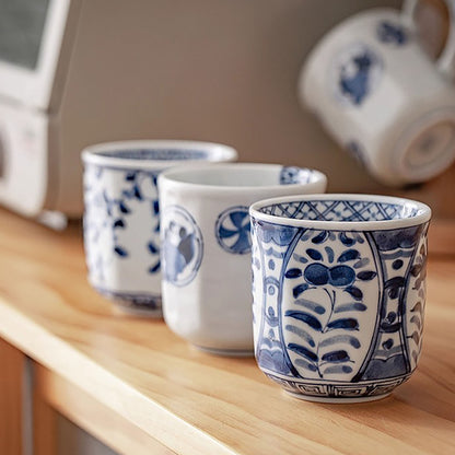 Tasse Yunomi en céramique bleu et blanc