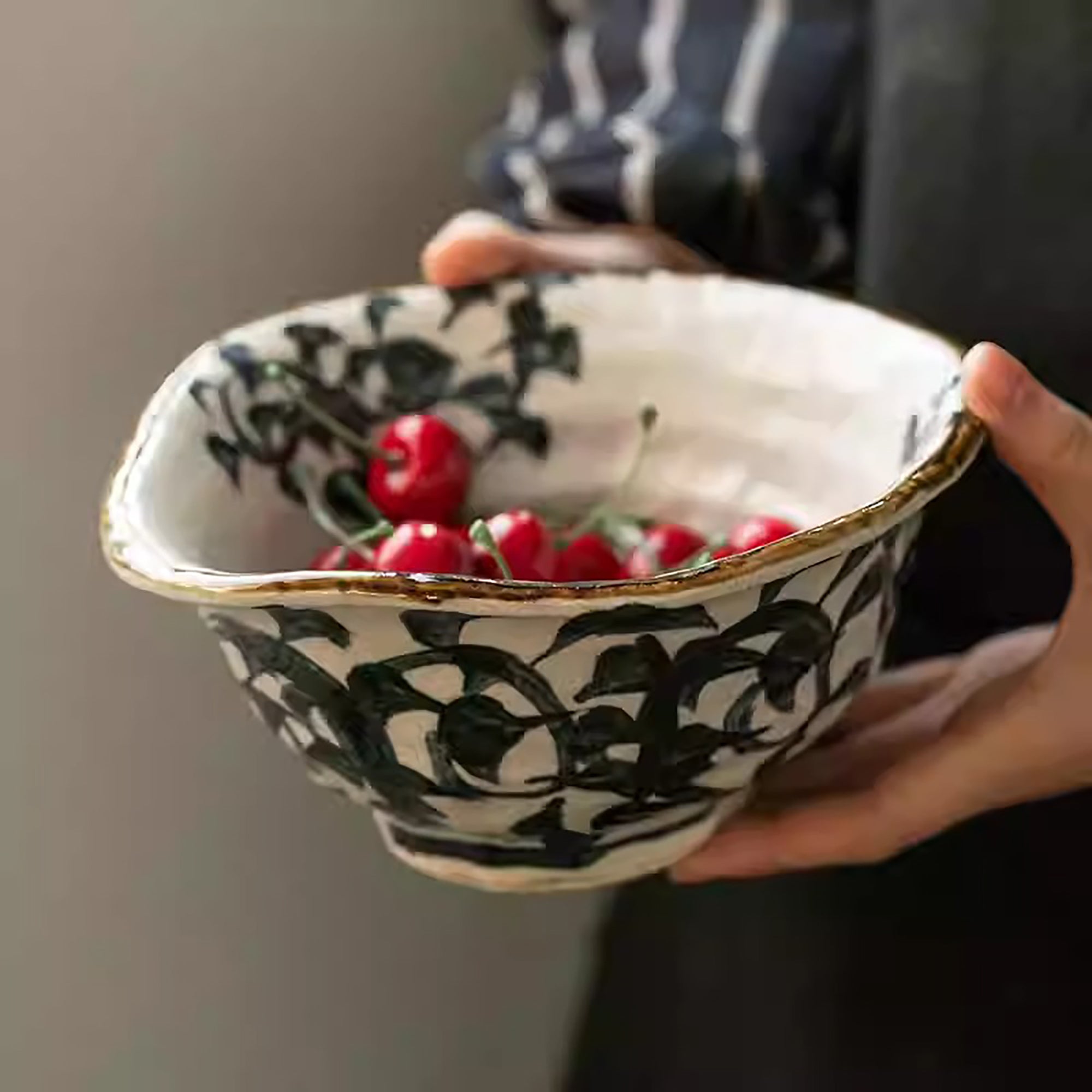 Minoyaki Keramikschale mit floralen Arabeskenmustern