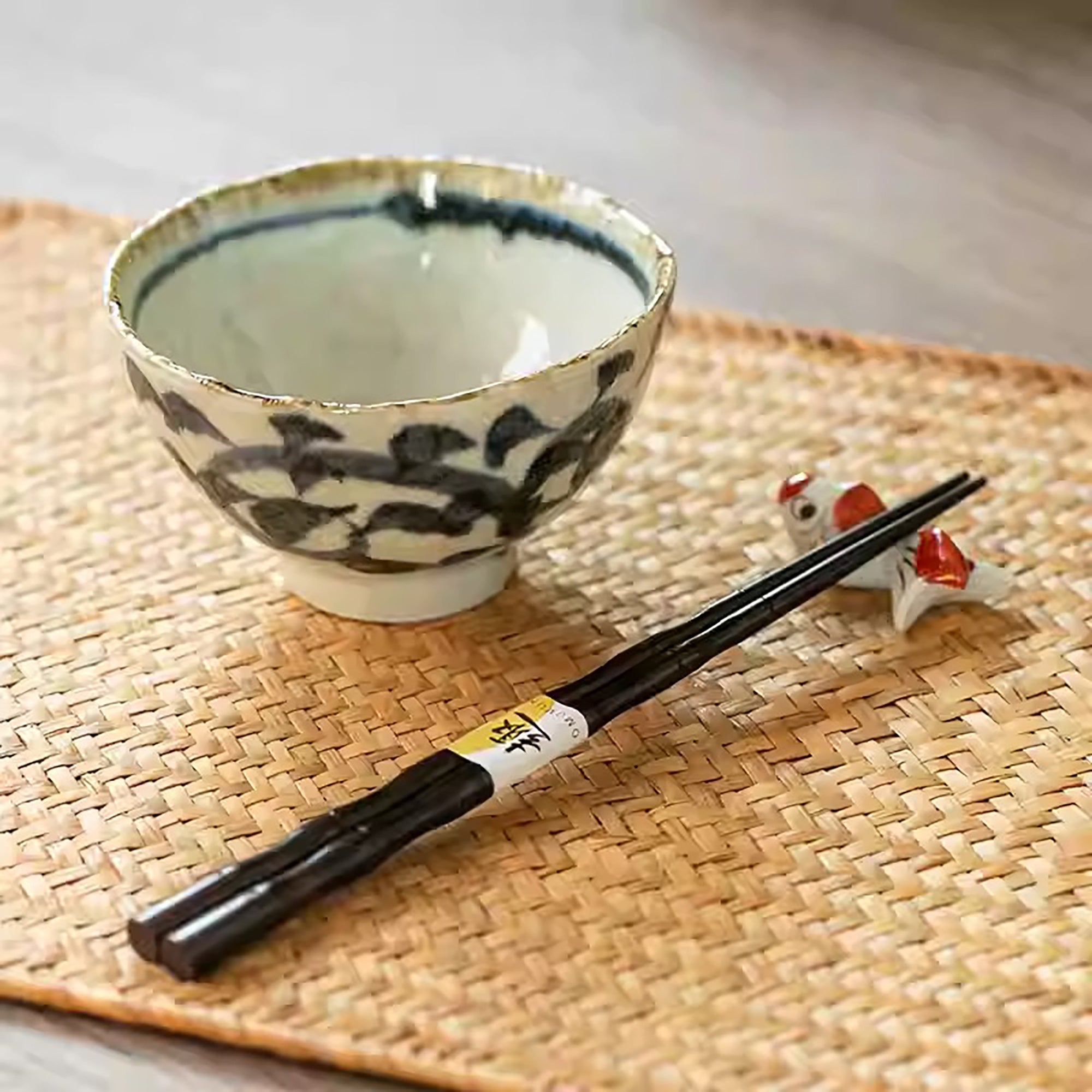 Minoyaki Keramikschale mit floralen Arabeskenmustern