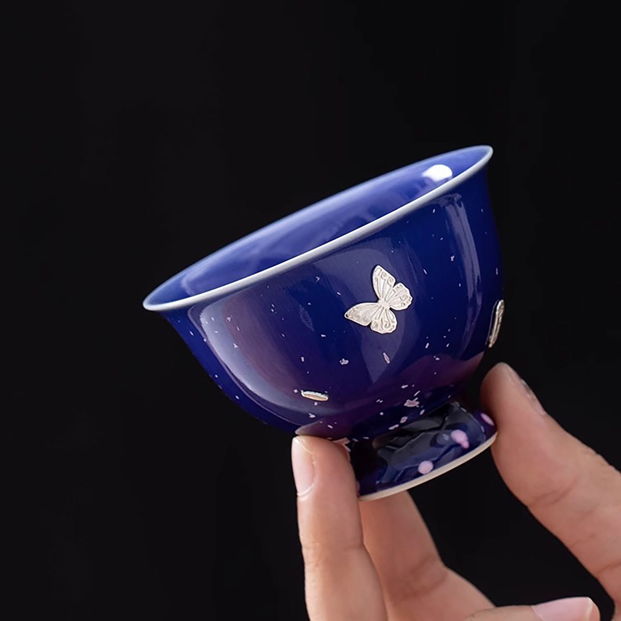 Tasse de maître en porcelaine à glaçure réactive et ornée d’agrafes en argent