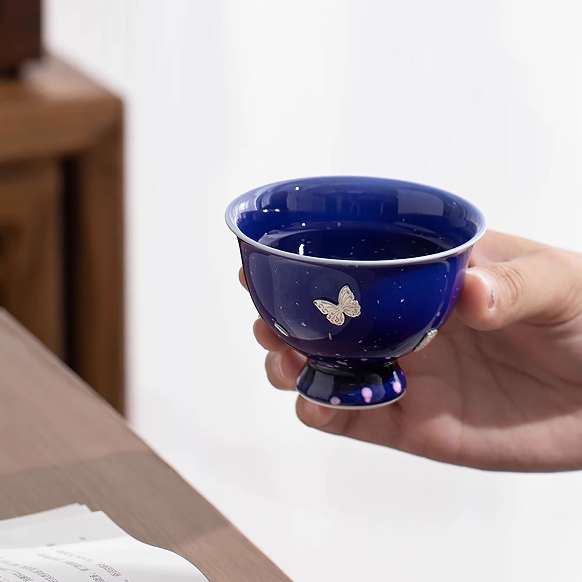 Tasse de maître en porcelaine à glaçure réactive et ornée d’agrafes en argent